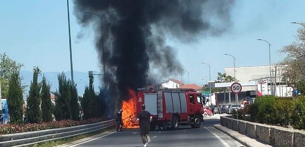 Λάρισα: Aυτοκίνητο τυλίχθηκε στις φλόγες 